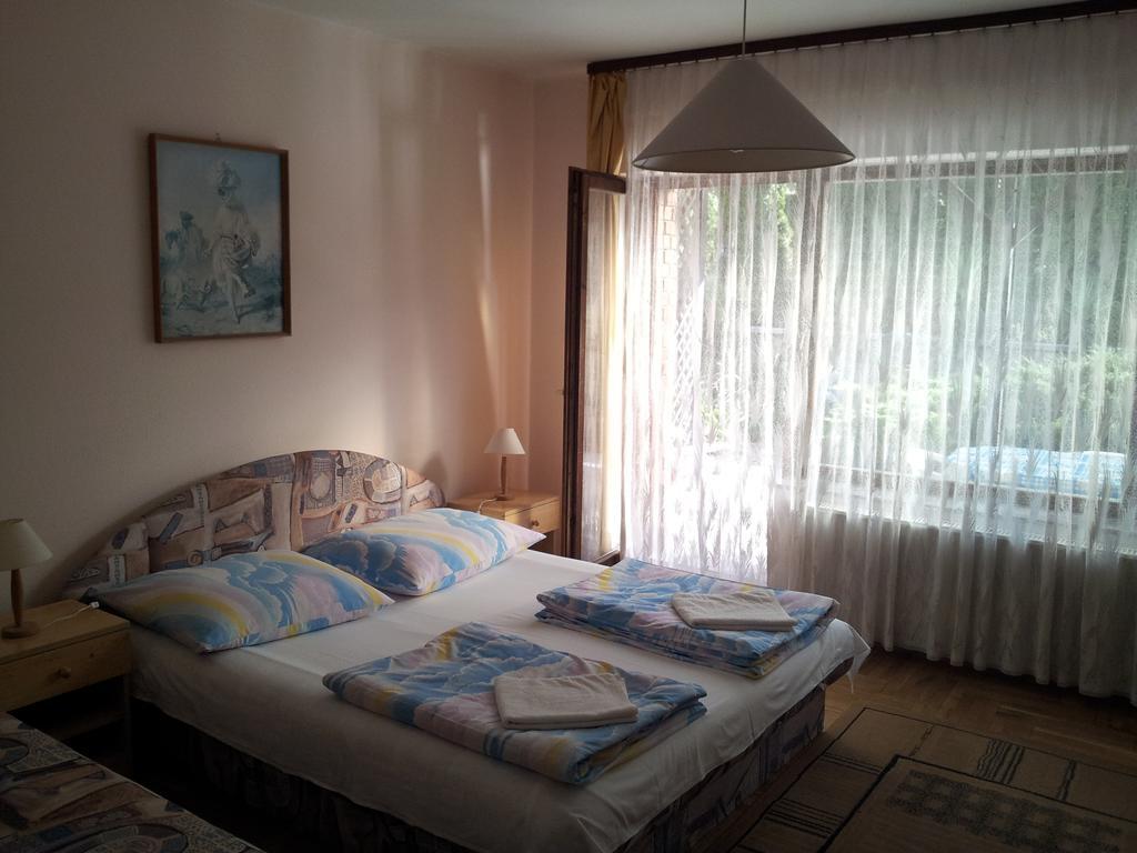 Agi Panzio Obuda Bed and Breakfast Budapest Rum bild